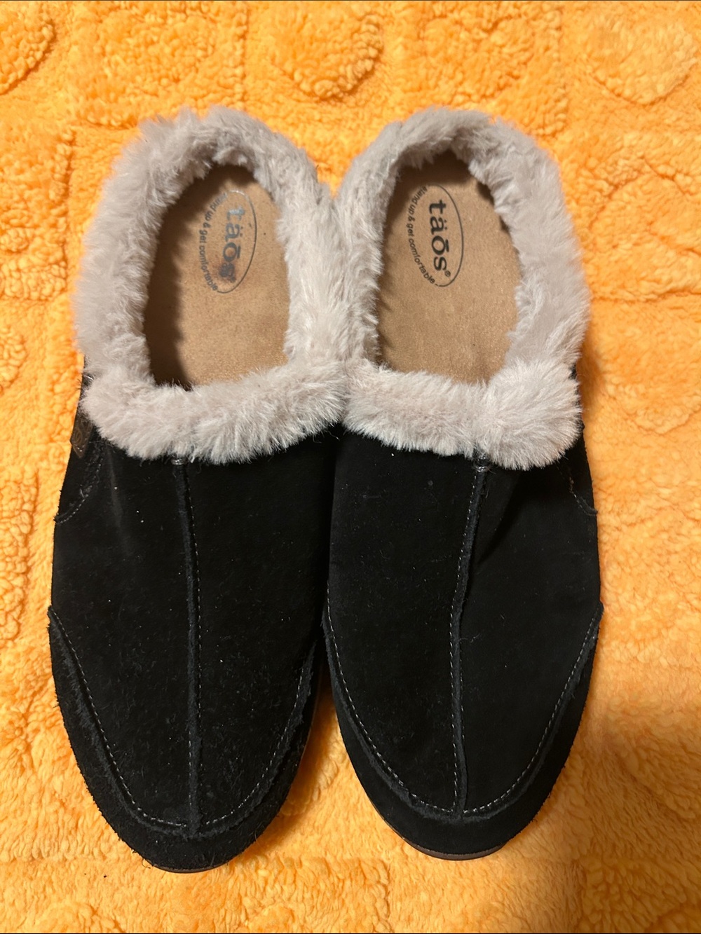 Taos Footwear Black Suede-Look Slip-On Slippers with Cream Faux-Fur Trim size 11